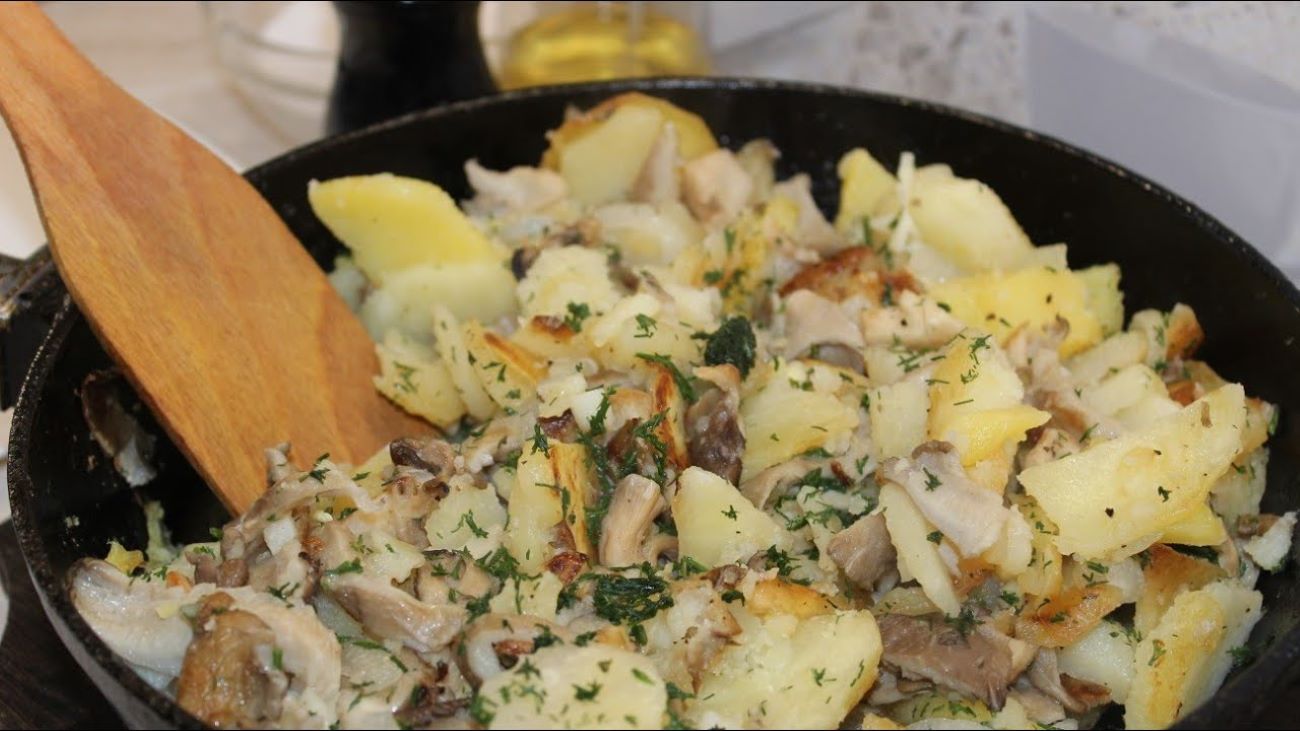 Кулінари назвали інгредієнт, на чому краще за все смажити картоплю 