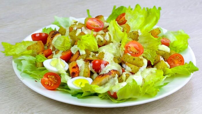 Склад та калорійність салату Цезар