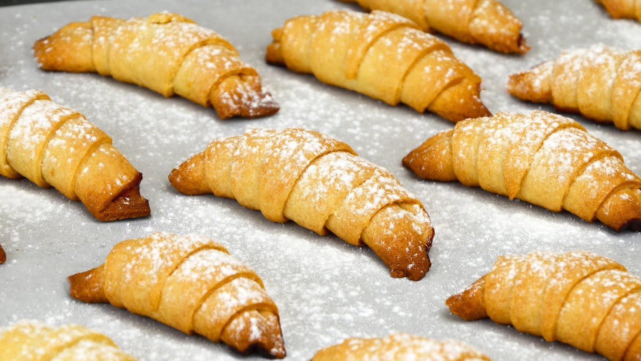 Кулінари назвали рецепт смачної випічки з полуничним джемом 