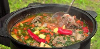 Кулінар розповів, як приготувати шурпу зі свинини