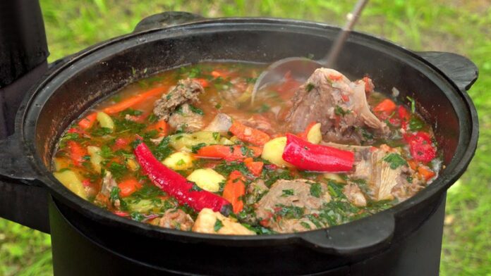 Кулінар розповів, як приготувати шурпу зі свинини Кулінар розповів, як приготувати шурпу зі свинини