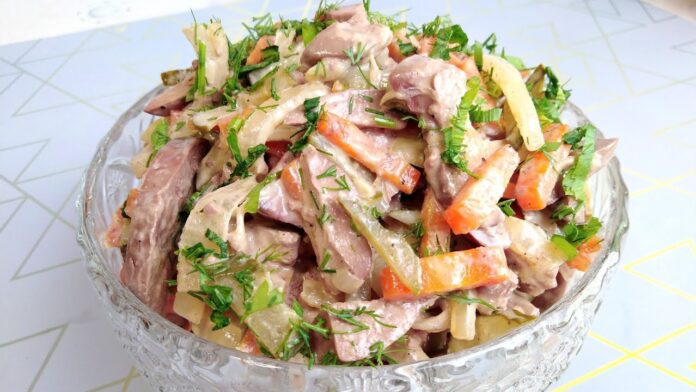 Як приготувати теплий салат зі свинини: рецепт від шеф-кухаря
