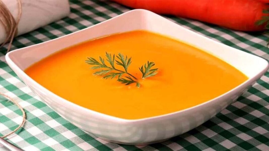 Смачний та поживний морквяний крем-суп: швидко готується 