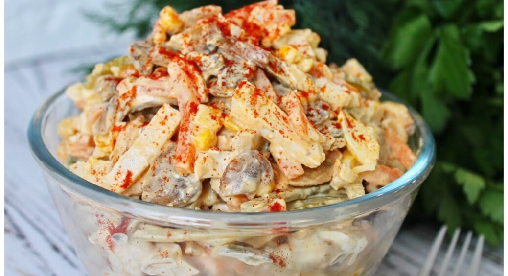 Часто готую цей салат на святковий стіл: “Добра теща” нагодує всіх гостей. Швидкий рецепт з 5 інгредієнтів 