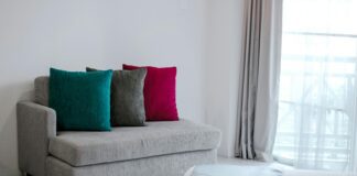 Господині поділилися способом очищення диванів за допомогою піни для гоління