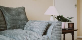 Господині розповіли, як швидко та без витрат очистити мʼякі меблі