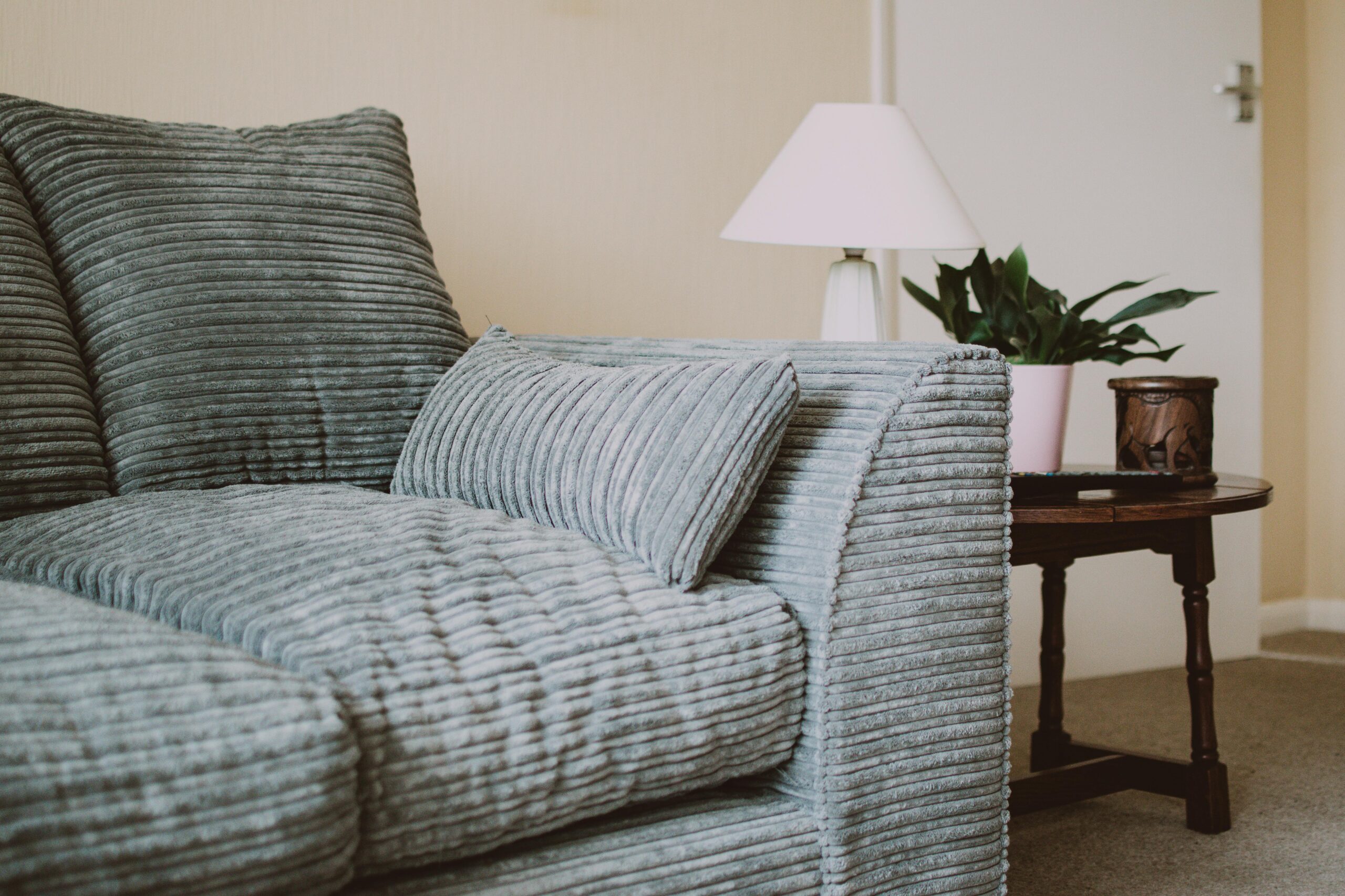 Як очистити диван від забруднень в домашніх умовах