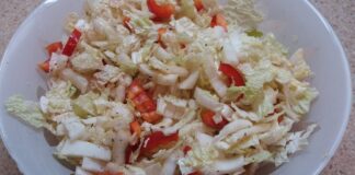 Простий рецепт смачного салату з пекінської капусти разом із соусом