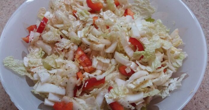 Простий рецепт смачного салату з пекінської капусти разом із соусом