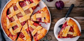 Кухар поділився рецептом простого пирога зі сливами