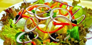 Кухар розповів, як приготувати салат з курки та моркви по-корейськи 