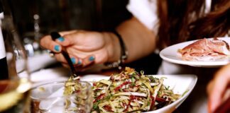 Простий рецепт теплого салату з гливами та грушею