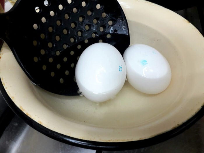 Експерти розповіли, навіщо в каструлю з курячими яйцями кидати соду під час їхнього варіння