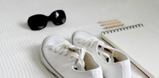 Як швидко відмити біле взуття вдома: поради експертів