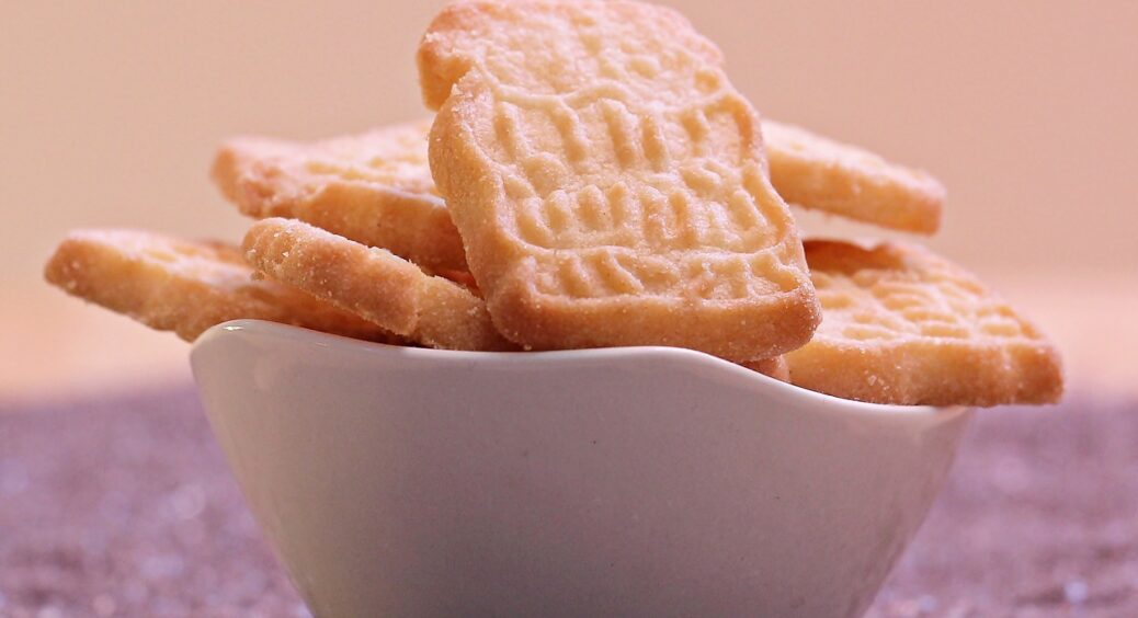 Потрібно лише одне яйце: найкращий швидкий рецепт низькокалорійного домашнього печива на кефірі 