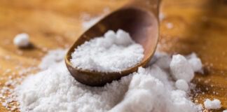 Навіщо засипати ложку солі в унітаз