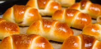 Пухові печені пиріжки з яблуками, як у бабусі