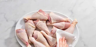 Чи потрібно мити мʼясо перед приготуванням 