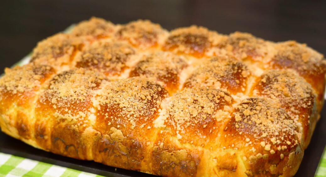 Ці ароматні булочки-хмаринки зі згущонкою виходять у всіх: рецепт з маминого зошита, який став улюбленим 