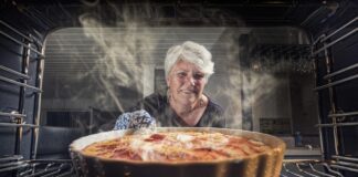 Кулінар розповів, як смачно і швидко приготувати пиріг на йогурті