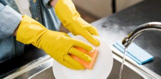 Господині розповіли, що економніше – посудомийка чи ручне миття посуду