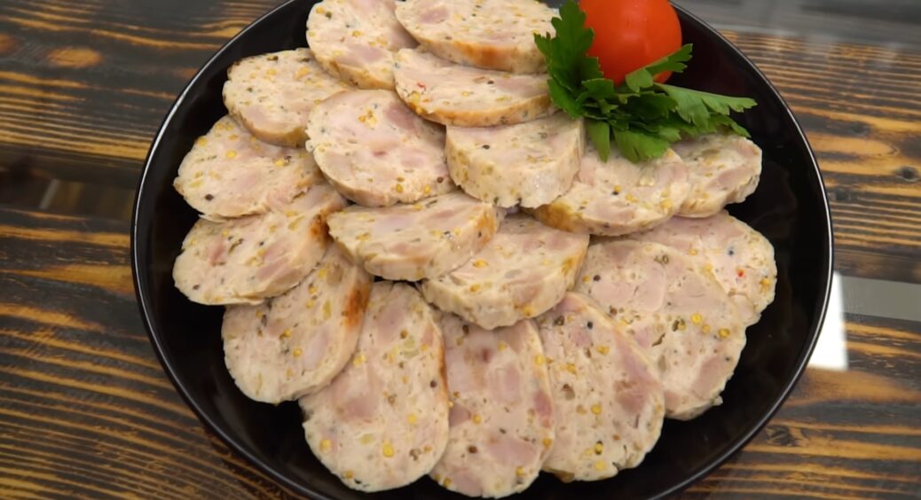 Навіщо купувати “хімічну” ковбасу, якщо можна швидко приготувати дома з курятини: навіть свекруха оцінила 