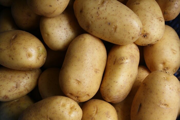 Експерти розповіли, навіщо заморожувати лушпиння після очищення картоплі та як воно допомагає