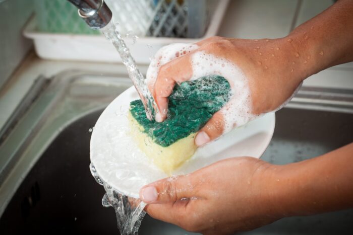 Експерти назвали дієвий метод, який допоможе просто та без зайвого клопоту очистити кухонну губку