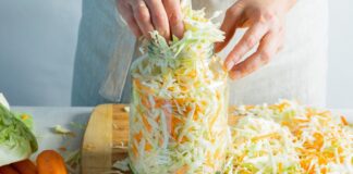 Кухар розповів, як приготувати квашену капусту тривалого зберігання