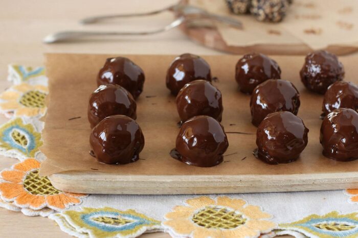 Кулінари поділились простим рецептом домашніх цукерок із шоколаду та горіхів – смачно та корисно