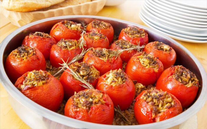 Кулінари розповіли, як приготувати смачні фаршировані помідори за лічені хвилини – простий рецепт