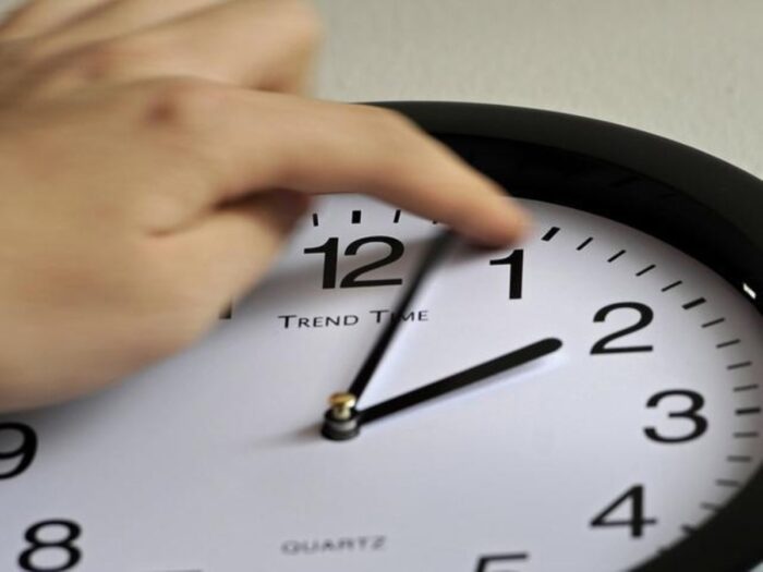 Експерти відповіли на запитання українців, коли в Україні переводять годинник на літній час 2024 року