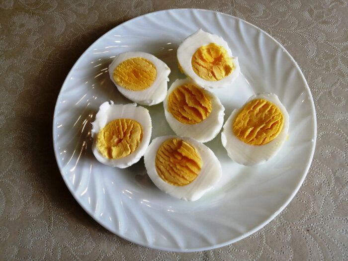Експерти розповіли про основні правила варіння яєць, які допоможуть уникнути появи тріщин на них
