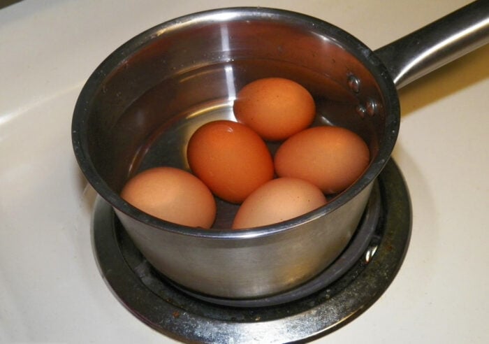 Як варити яйця, щоб не тріскались