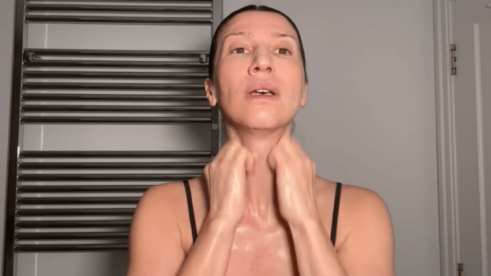 Відома українська фітнес-тренерка Аніта Луценко порадила найкращі вправи з масажу обличчя
