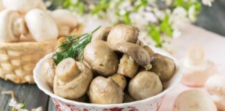 Рецепт маринованих печериць у власному соку