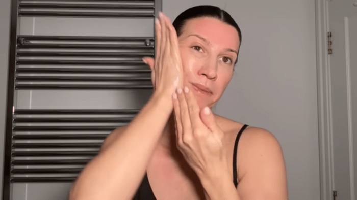 Відома українська фітнес-тренерка Аніта Луценко порадила найкращі вправи з масажу обличчя