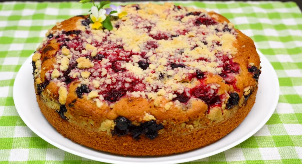 Мій ходовий пиріг з ягодами обожнюють всі, навіть свекруха: найшвидший та найсмачніший рецепт на всі часи 