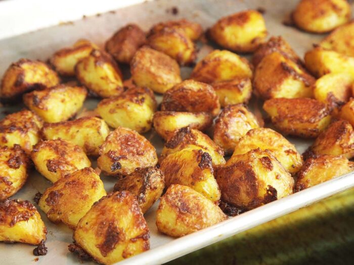Кулінари розповіли, як приготувати смачну картоплю з хрусткою скоринкою в духовці – простий рецепт
