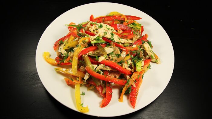 Рецепт смачного салату з куркою