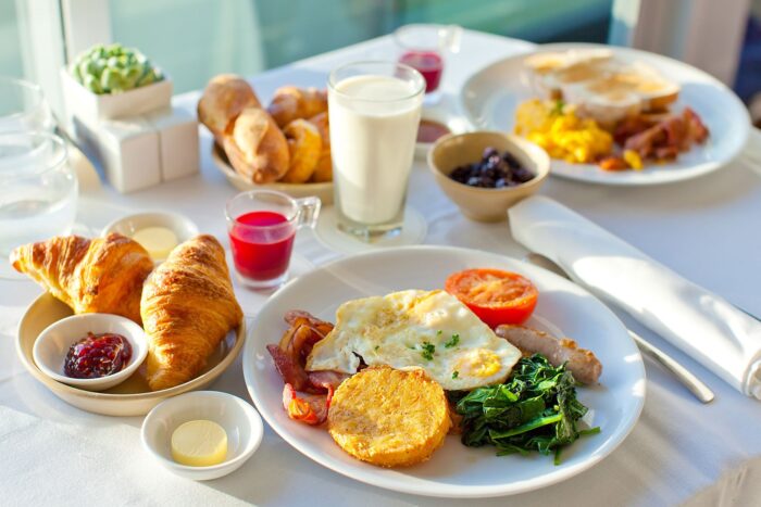 Експерти назвали продукти, які не можна їсти на сніданок натщесерце, адже вони викликають дискомфорт