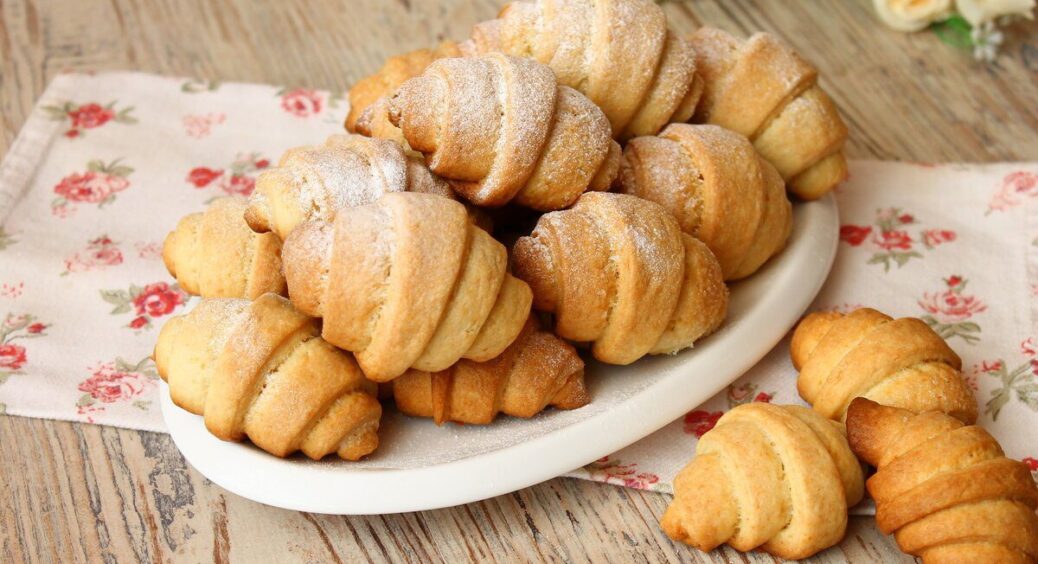 Дістаю з маминих передачок абрикосове варення і готую найсмачніші рогалики: не порушуючи її ж рецептуру 