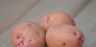 Лайфхак від експертів: як за допомогою фольги очистити картоплю миттєво