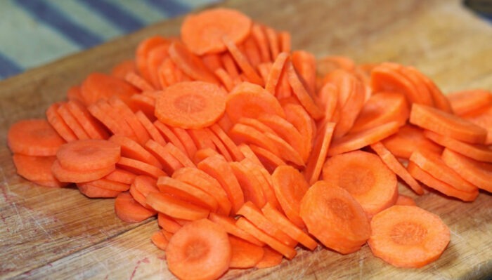 Кулінари розкрили секрет, як просто та швидко приготувати соковиту корейську моркву