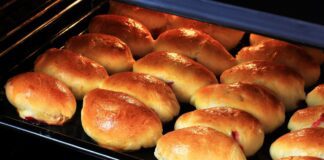 Кухар розповів, у чому переваги кефірного тіста на пиріжки