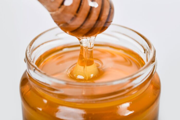 Експерти розповіли про те, як можна просто та швидко перевірити мед на натуральність – лайфхак
