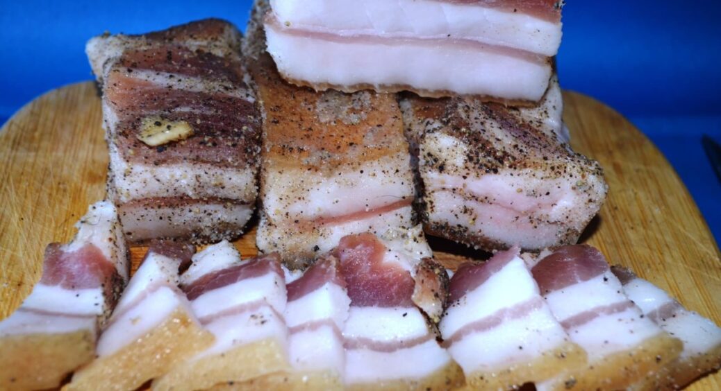 Ця хитрість врятувала не одне моє свято: як обрати смачне та якісне сало – щоб без запаху та свіже. Лайфхак 