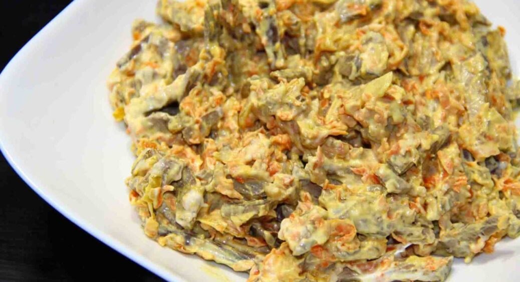 Такого ніжного смаку не пам’ятаю за все своє життя: салат із печінкою, що переверне ваш світ. Простий рецепт 