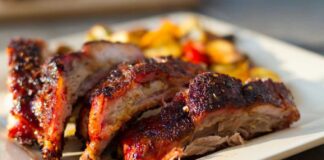 Рецепт запеченої свинини зі сливами: м'ясо буде м'яке, яке пух