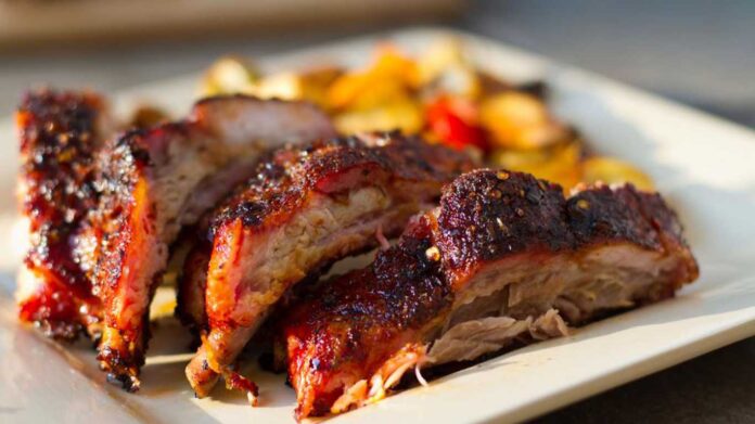 Рецепт запеченої свинини зі сливами: м'ясо буде м'яке, яке пух